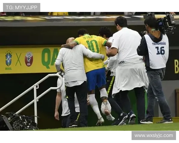 土耳其女边裁遭球员铲倒意外受伤